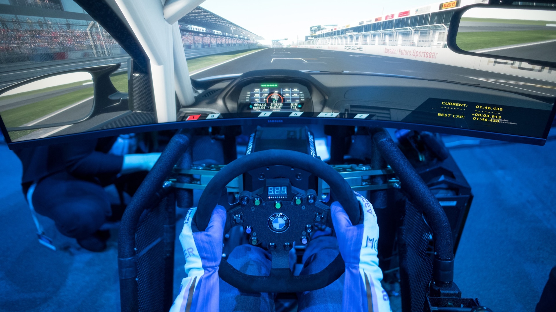 Esports-Racer zwischen realer und digitaler Welt. 