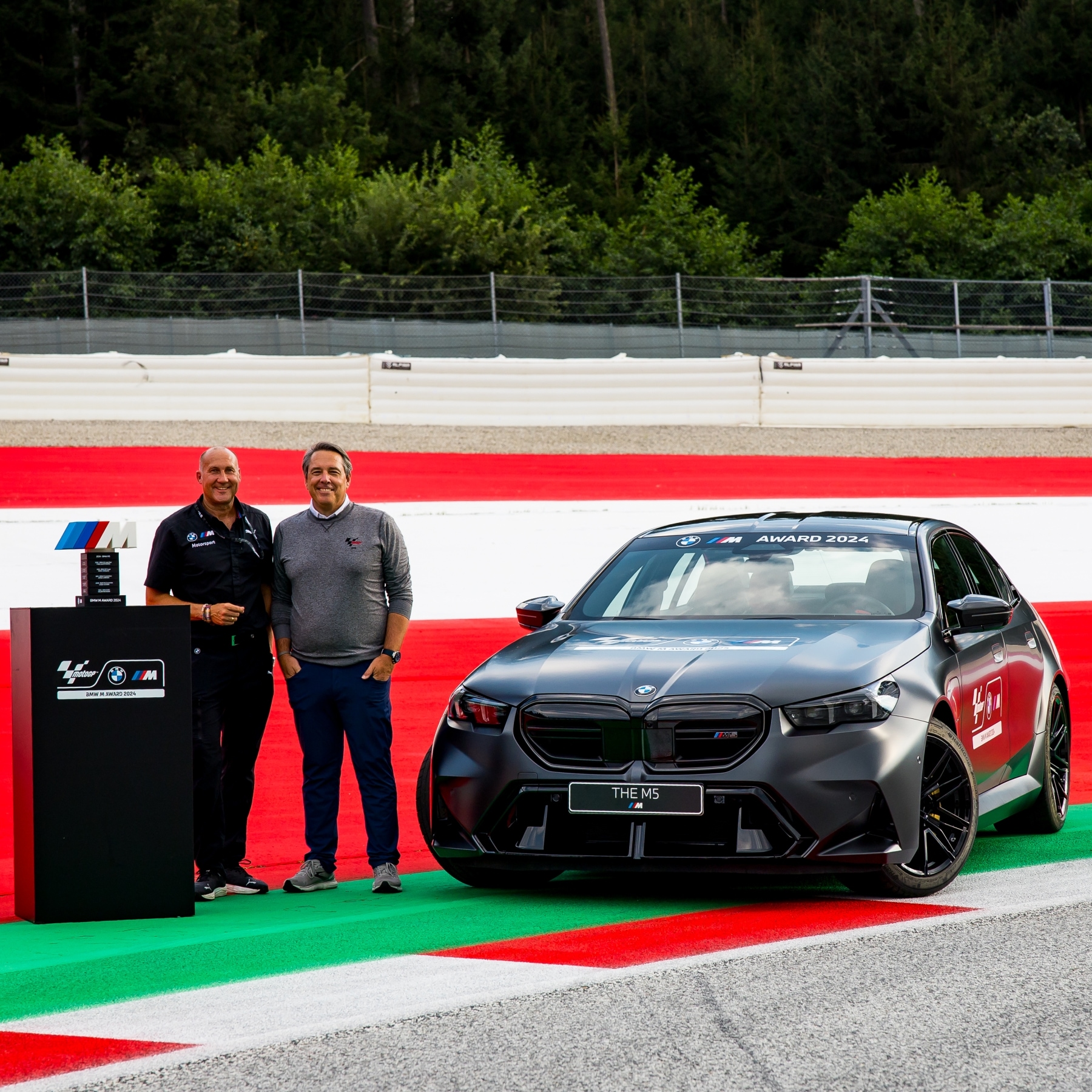 Der neue BMW M5 ist der Hauptgewinn beim M Award 2024.