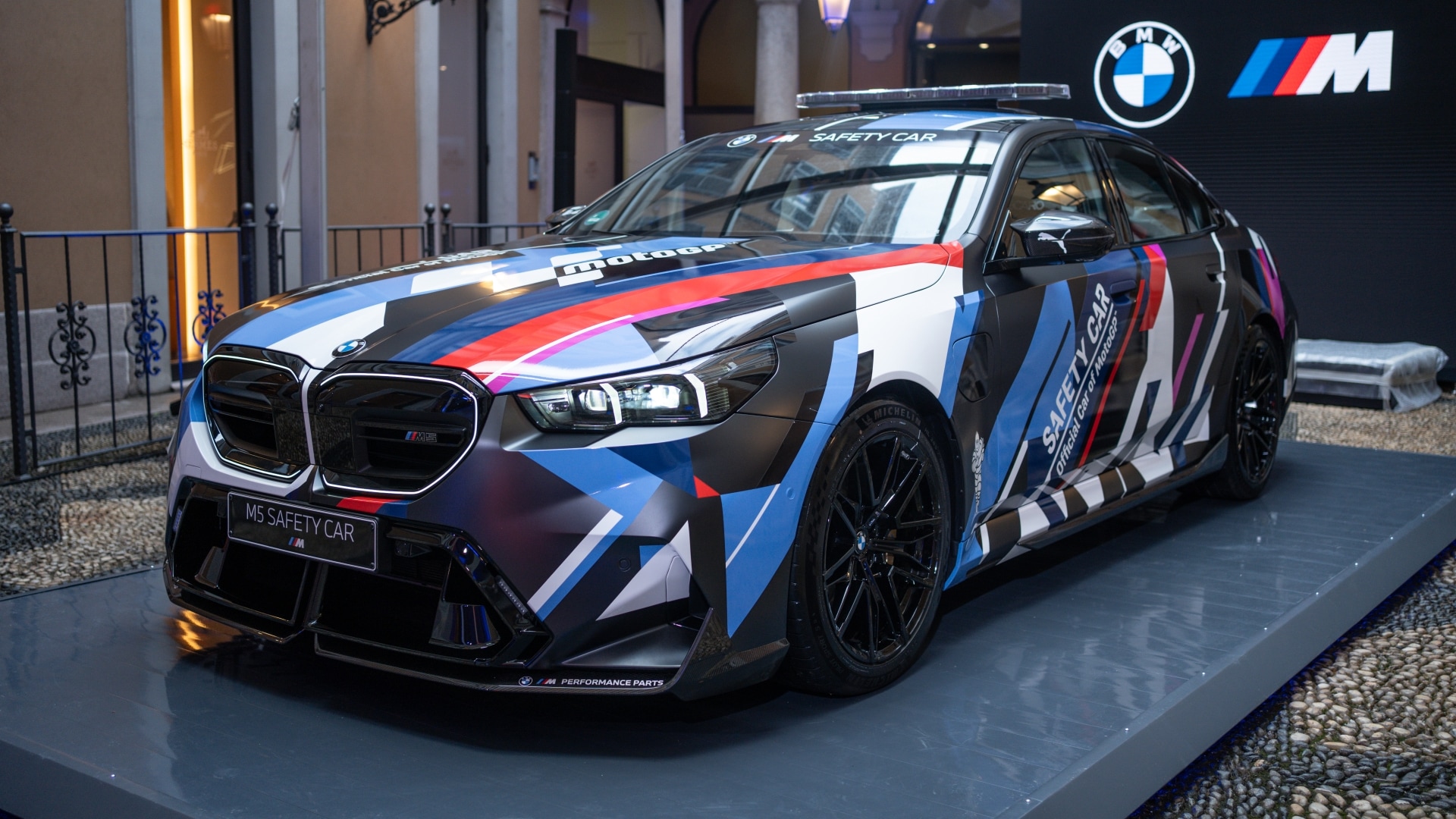 Die Livery des neuen Safety Cars ist inspiriert vom BMW M Hybrid V8 Rennwagen.