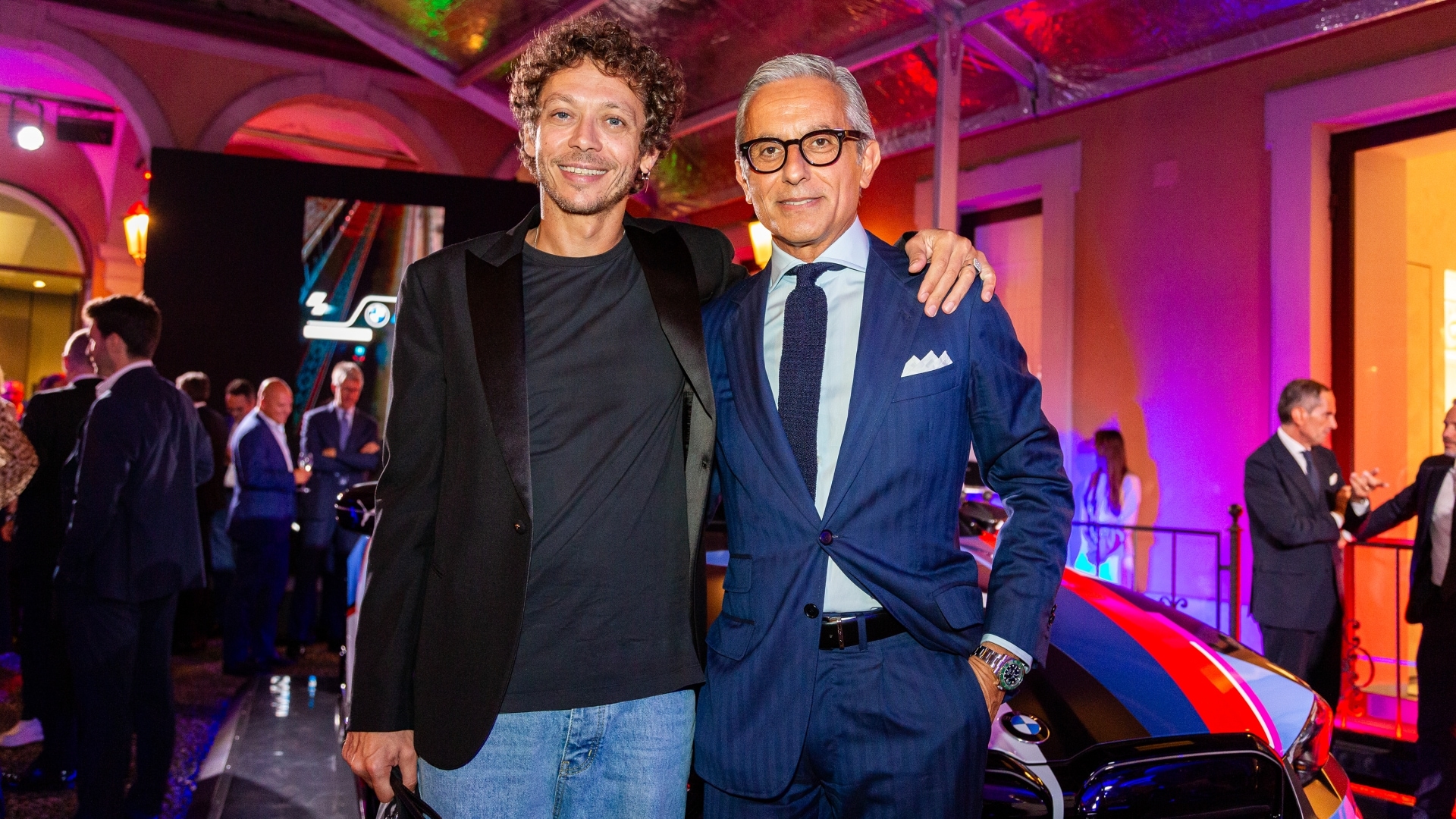 Auch BMW M Werksfahrer und neunmaliger Motorradweltmeister Valentino Rossi (links) war zu Gast bei der Premiere.