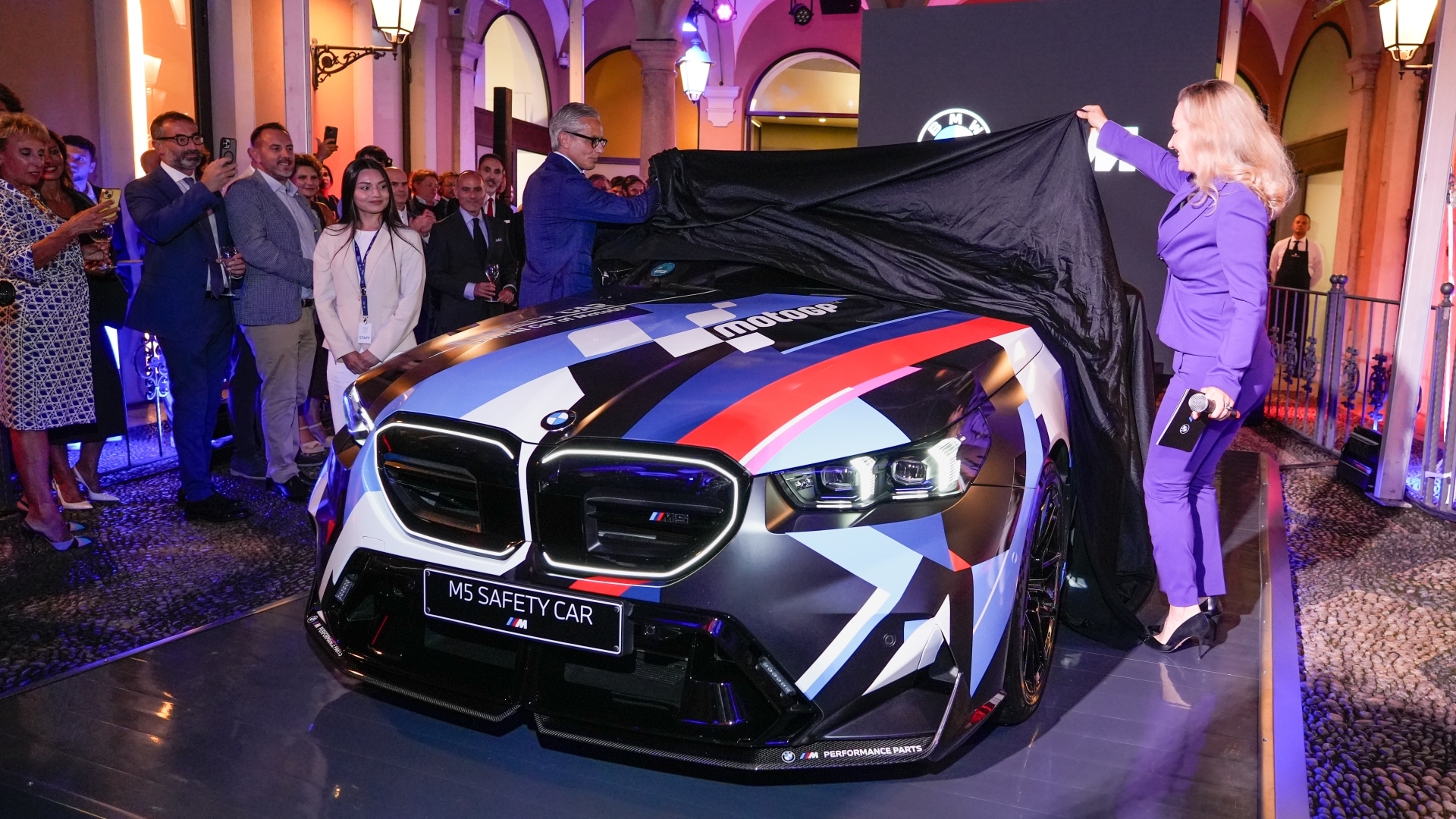 Massimiliano Di Silvestre, CEO von BMW Italia und Sylvia Neubauer von BMW M enthüllen das neue Führungsfahrzeug.