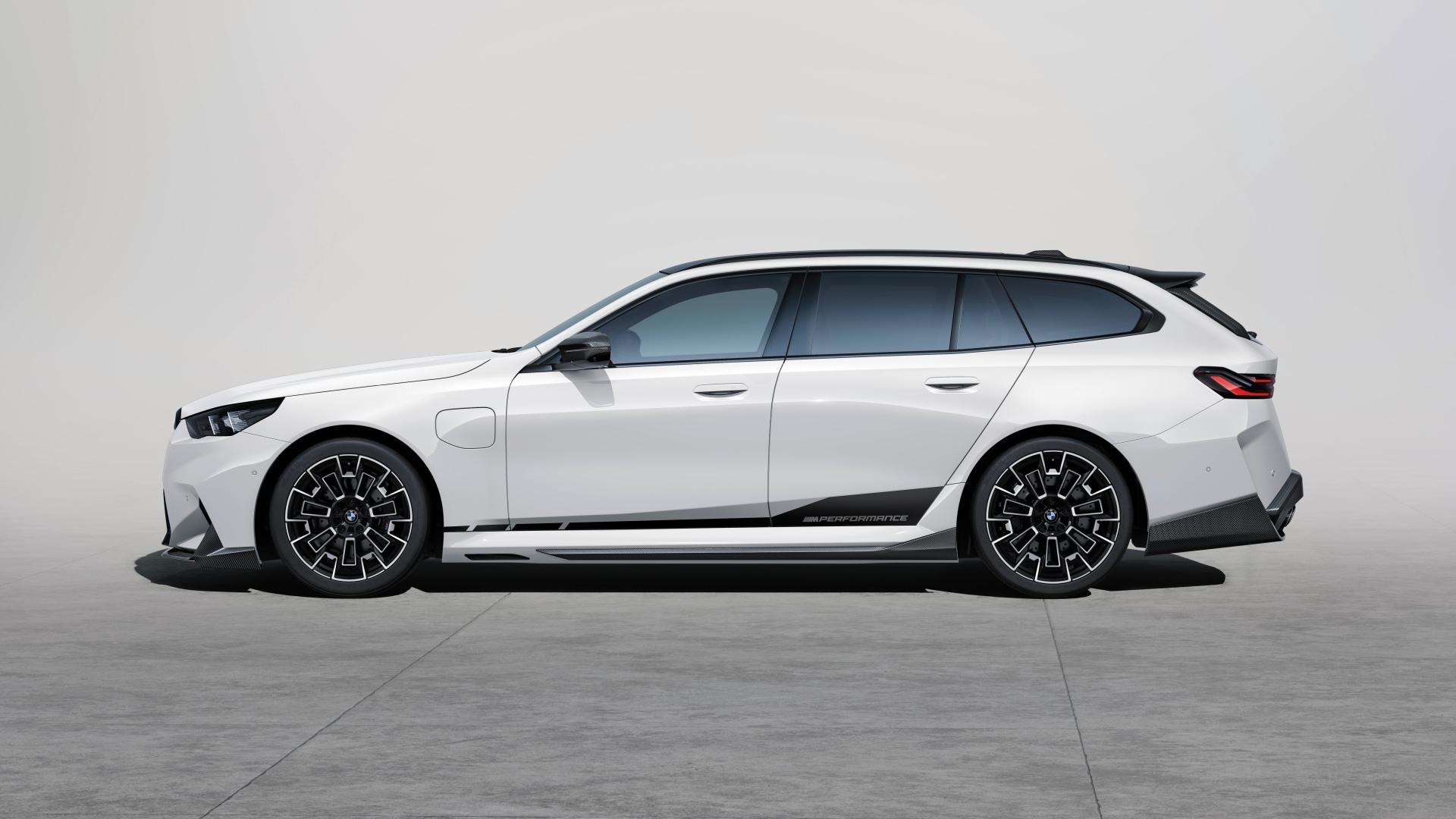 M&nbsp;Performance sill extensions carbon fibre and M&nbsp;Performance side decals Frozen Black.