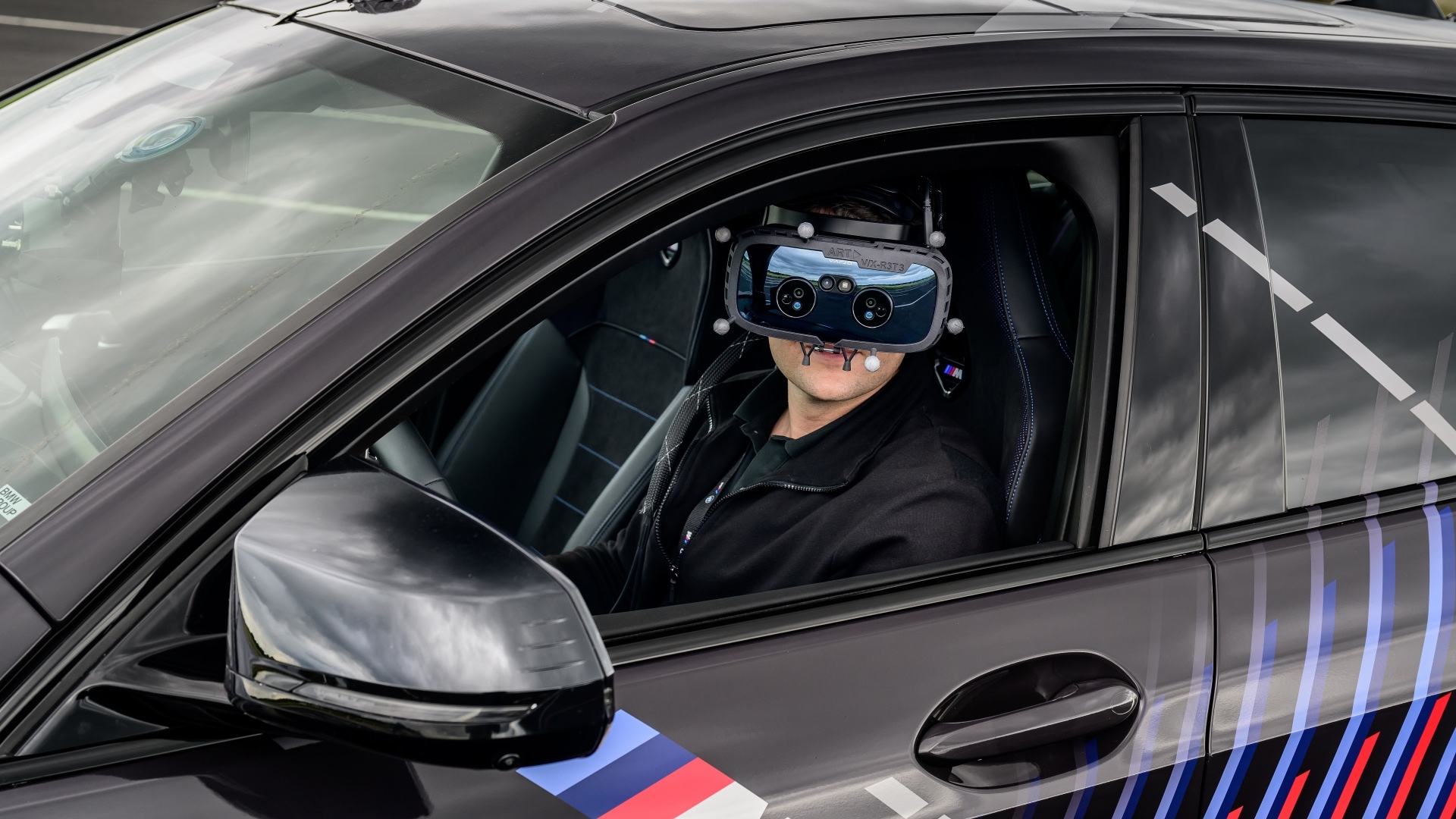 „Mixed Reality“ bezeichnet die Verschmelzung von physischen und digitalen Welten zu einem nahtlosen Erlebnis.