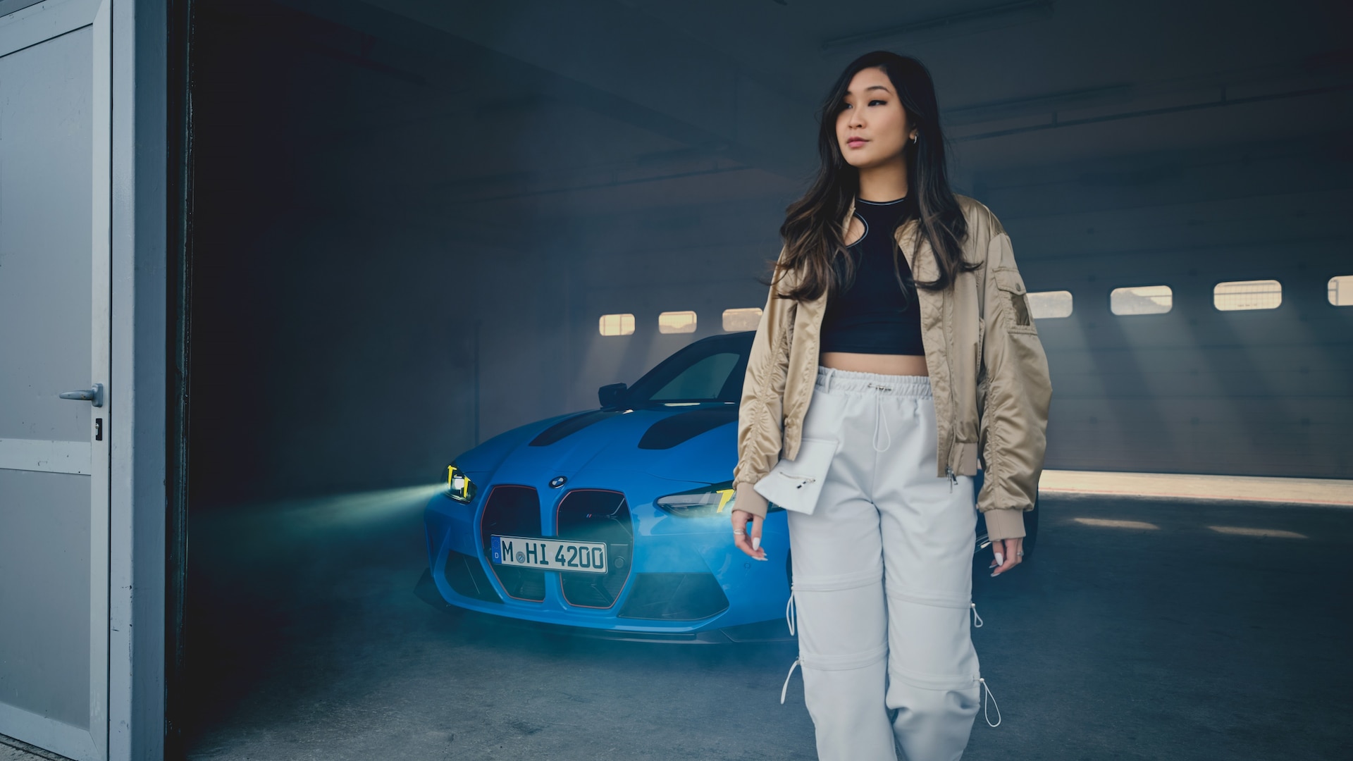 Die Rennfahrerin testet den neuen BMW M4 CS auf der Rennstrecke.