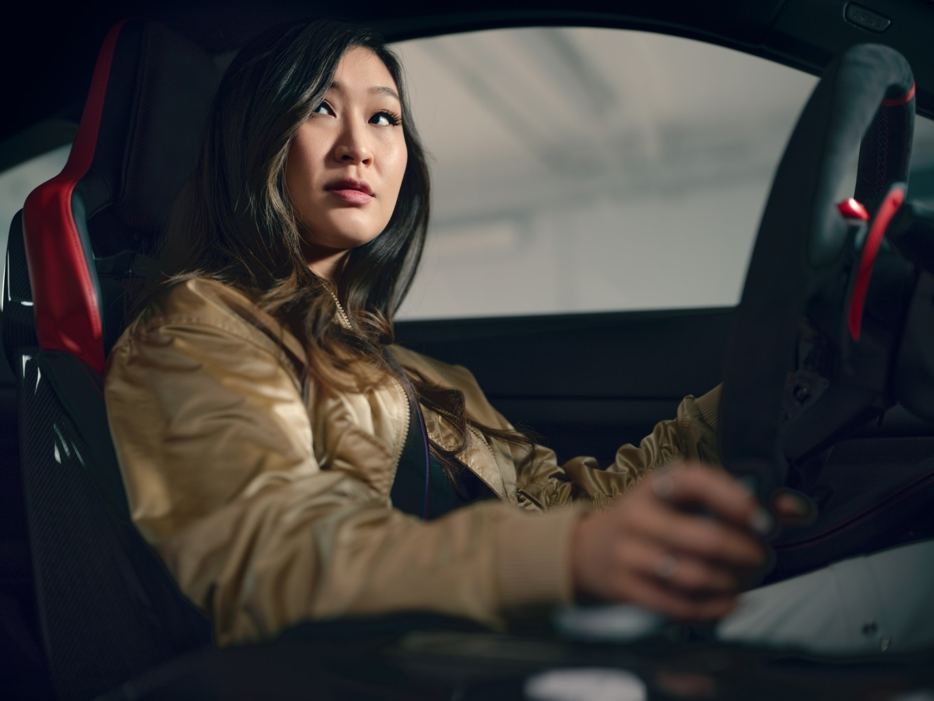 Samantha im Cockpit des BMW M4 CS.