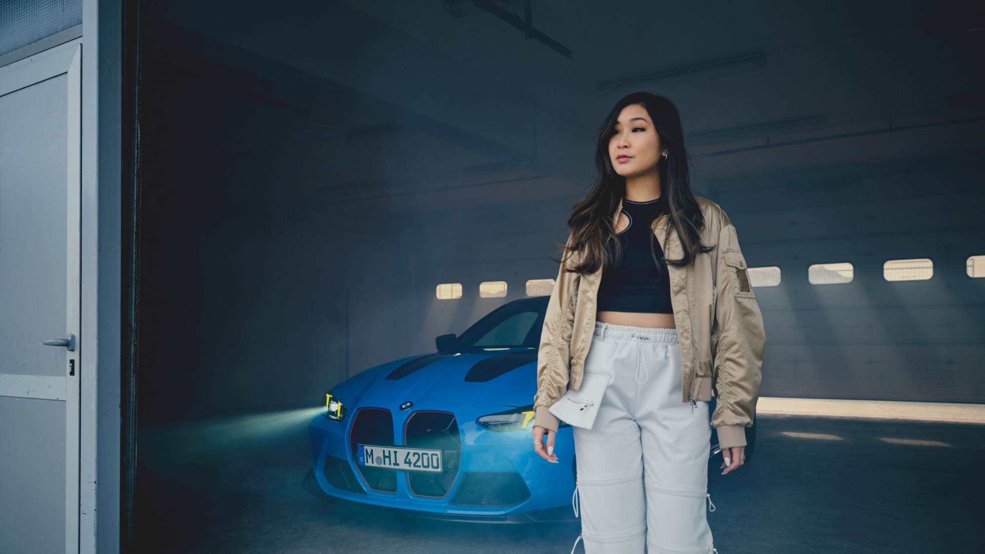 SAMANTHA TAN IM NEUEN BMW M4 CS. 