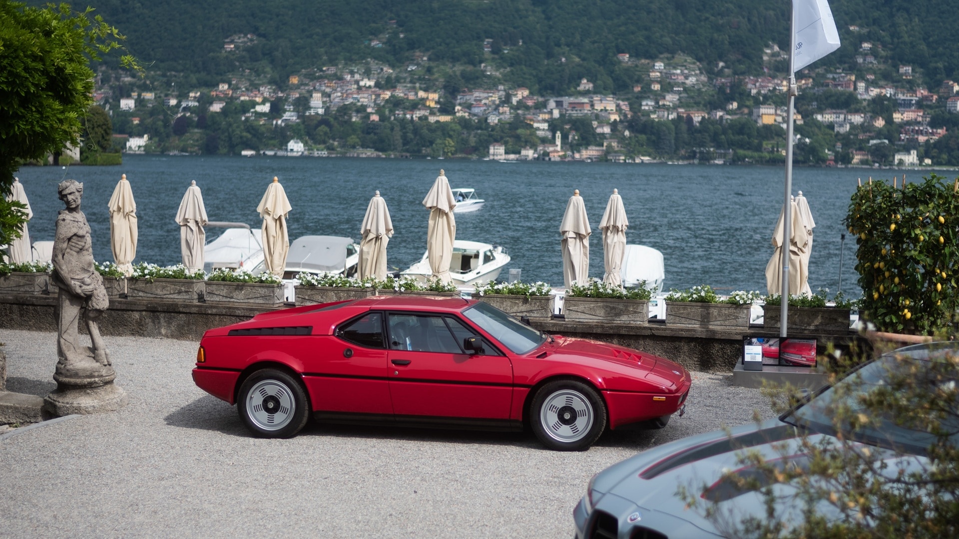 Der BMW M1 on a gravel driveway at the shore of Lake Como.