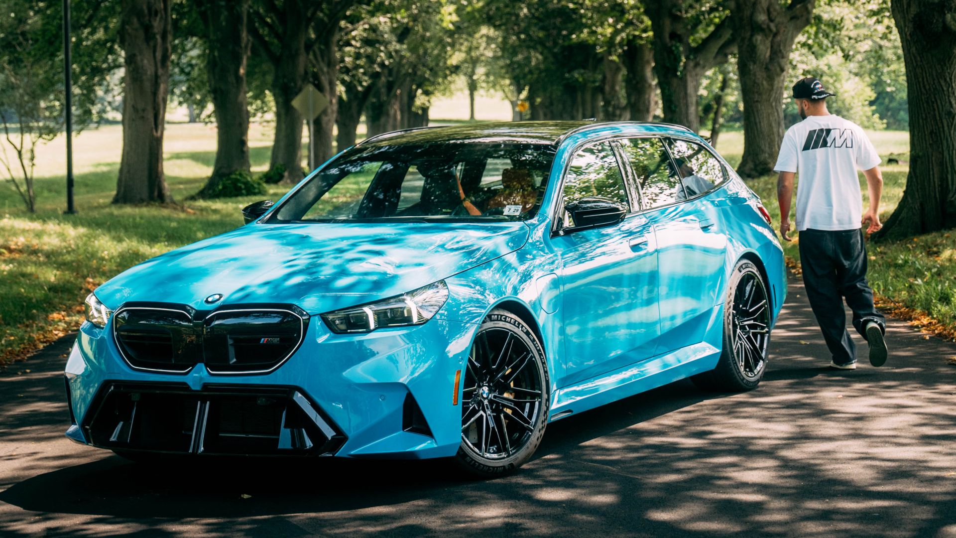 BMW-Profi Billy Perry with his blue BMW M5 Touring G99