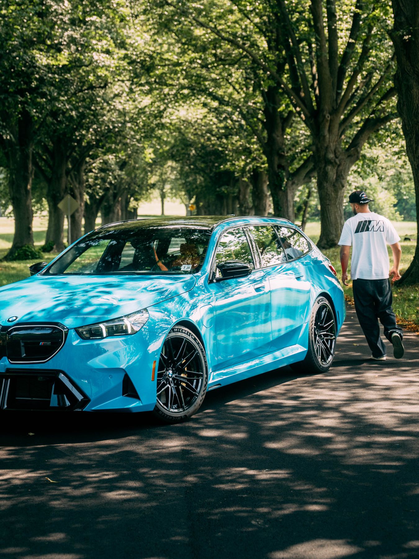 BMW-Profi Billy Perry with his blue BMW M5 Touring G99