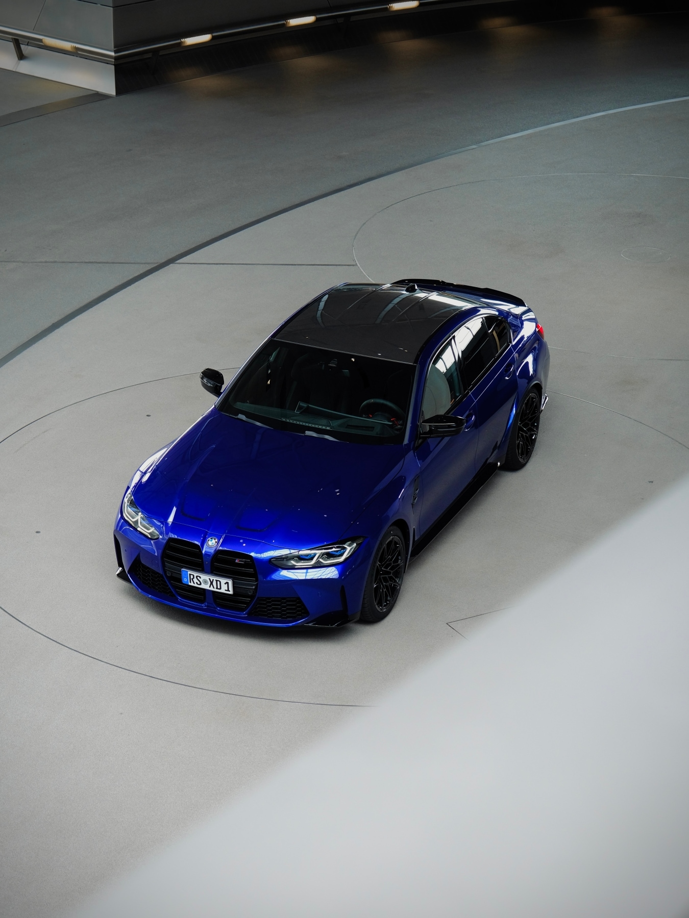 Visible highlight and a great contrast: the lightweight carbon roof.