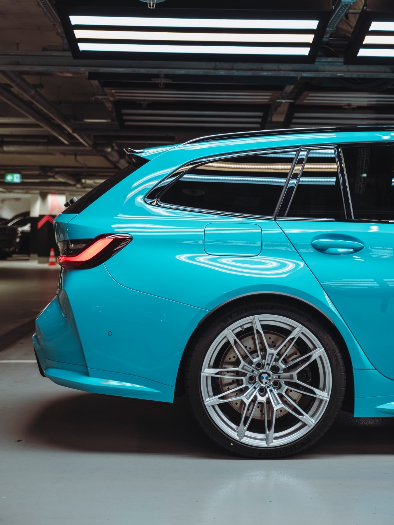 BMW Individual Manufaktur special equipment: This BMW M3 Touring features side skirts as well as front and rear end in the vehicle’s colour.