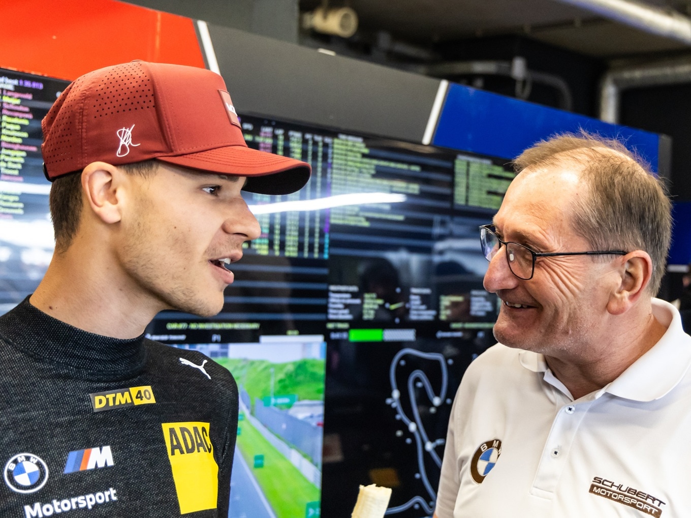 Teamchef Torsten Schubert (r.) und BMW M Werksfahrer Sheldon van der Linde.