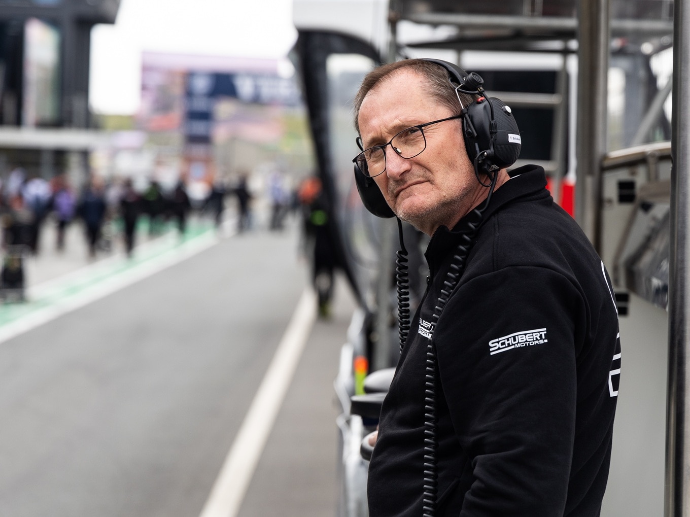 Teamchef Torsten Schubert in der Boxengasse in Zandvoort.