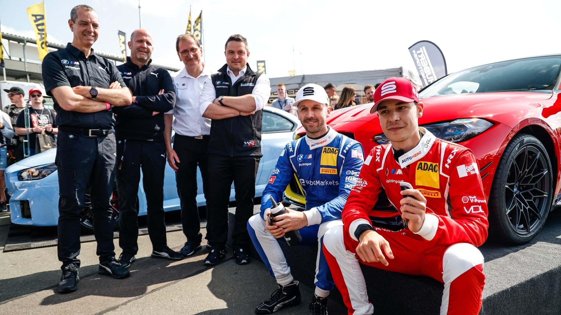 BMW M Geschäftsführer Franciscus van Meel, Leiter BMW M Motorsport Andreas Roos, Teamchef Torsten Schubert und sein vormaliger Chefingenieur Marcel Schmidt sowie die BMW M Werksfahrer René Rast und Sheldon van der Linde.