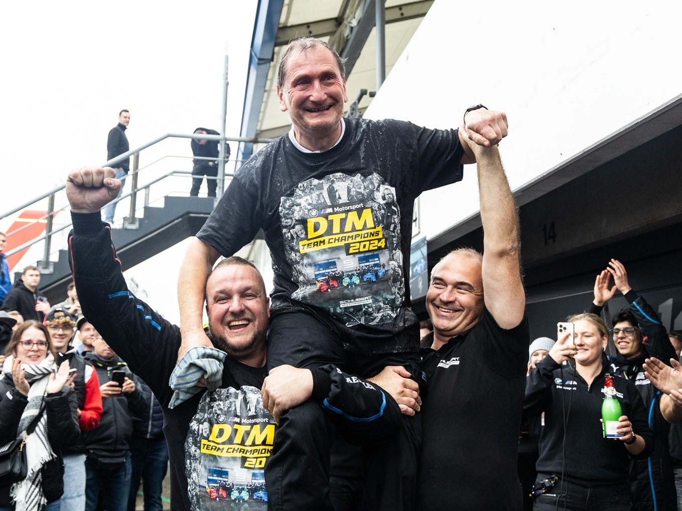 Teamchef Torsten Schubert nach Sektdusche während der Siegesfeier in Hockenheim, 2024