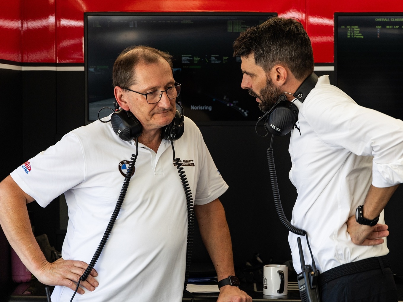 Teamchef Schubert mit Björn Lellmann, Leiter Kundensport bei BMW M Motorsport, am Norisring.