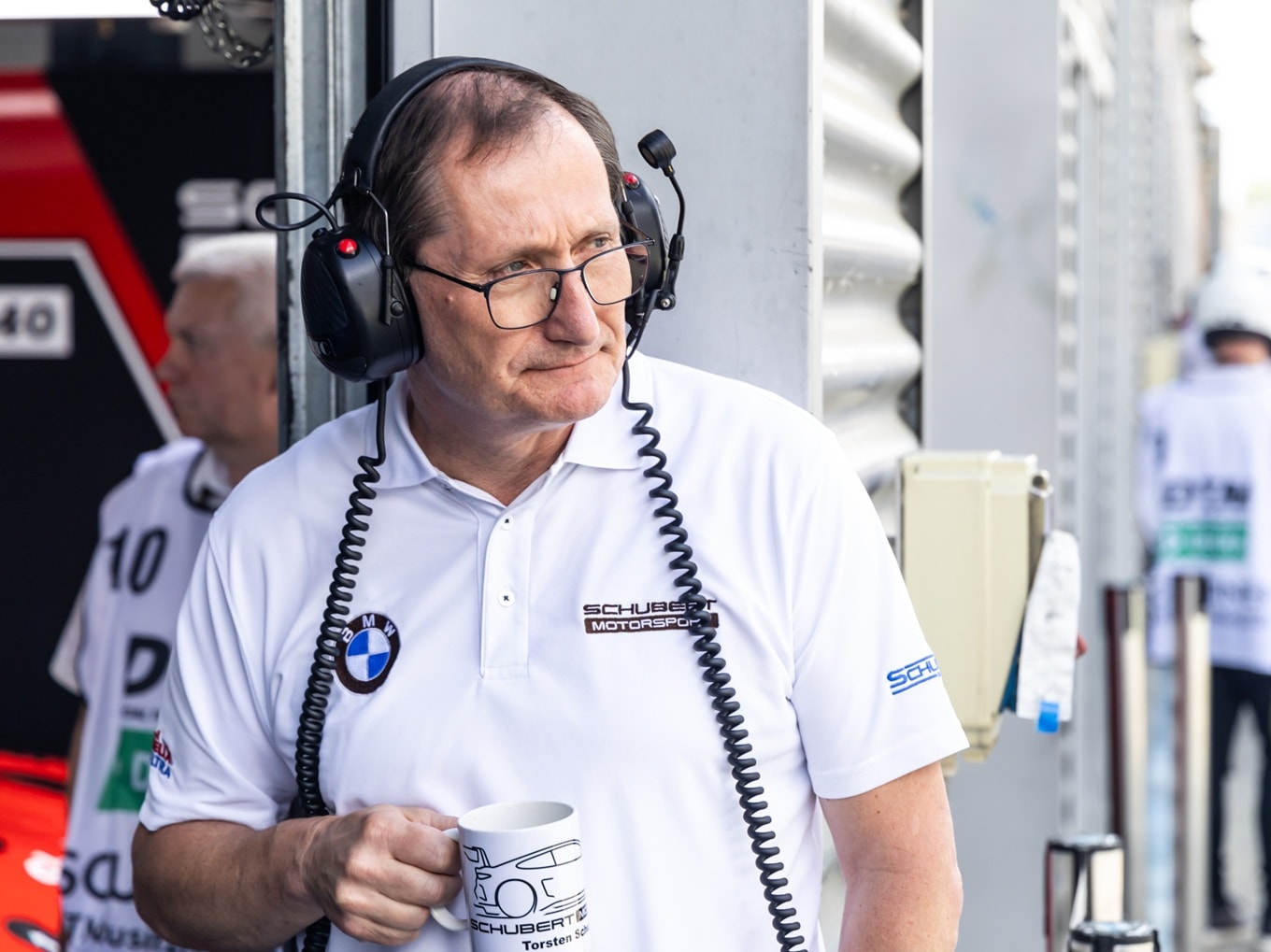 Torsten Schubert mit Kaffeetasse.