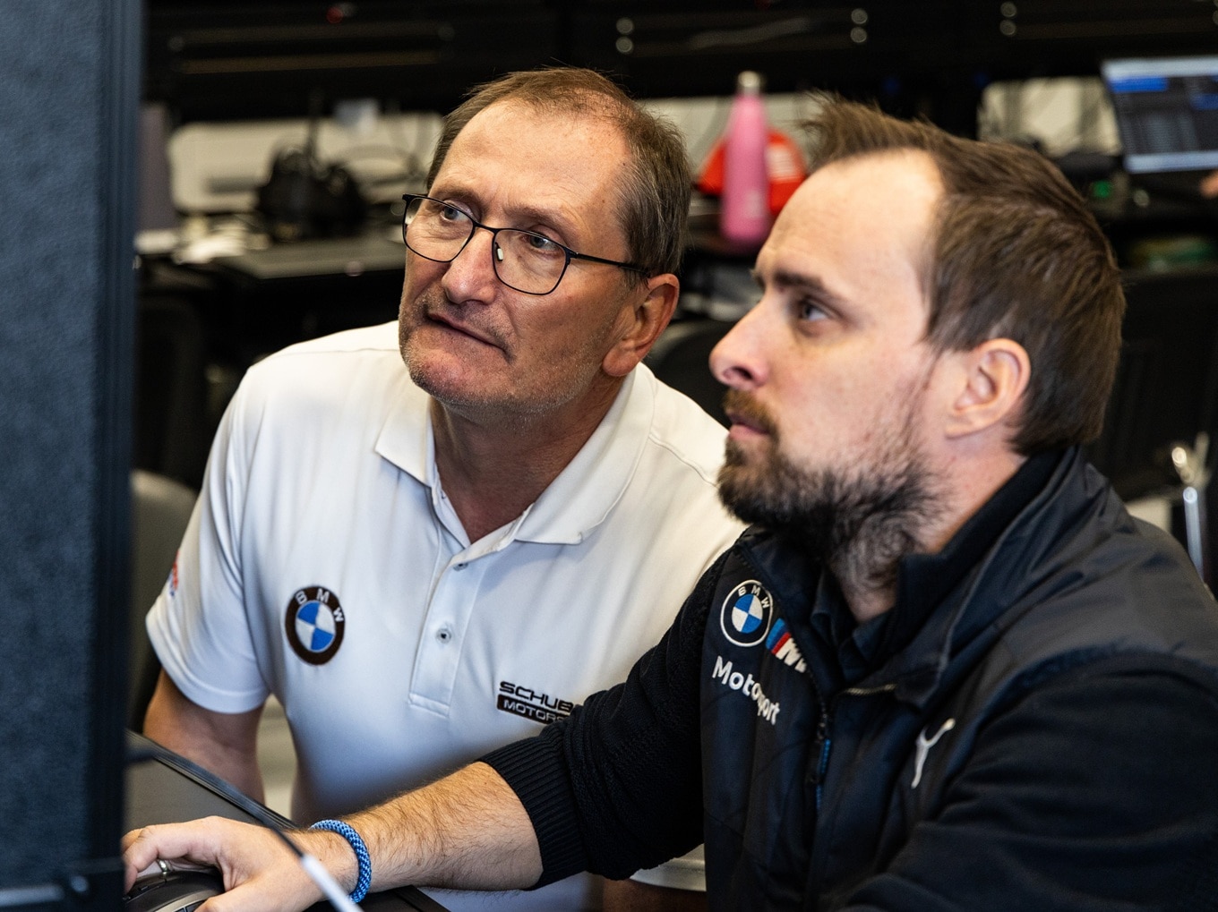 Torsten Schubert in der Box beim Überwachen der Telemetriedaten in Spielberg.