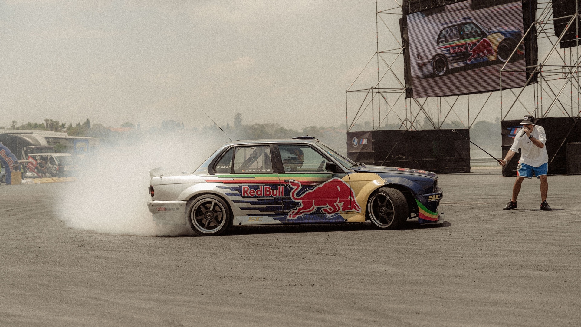 Vic Pardal und der BMW M3 E30 der Red Bull Driftbrothers auf dem M Fest in Südafrika.