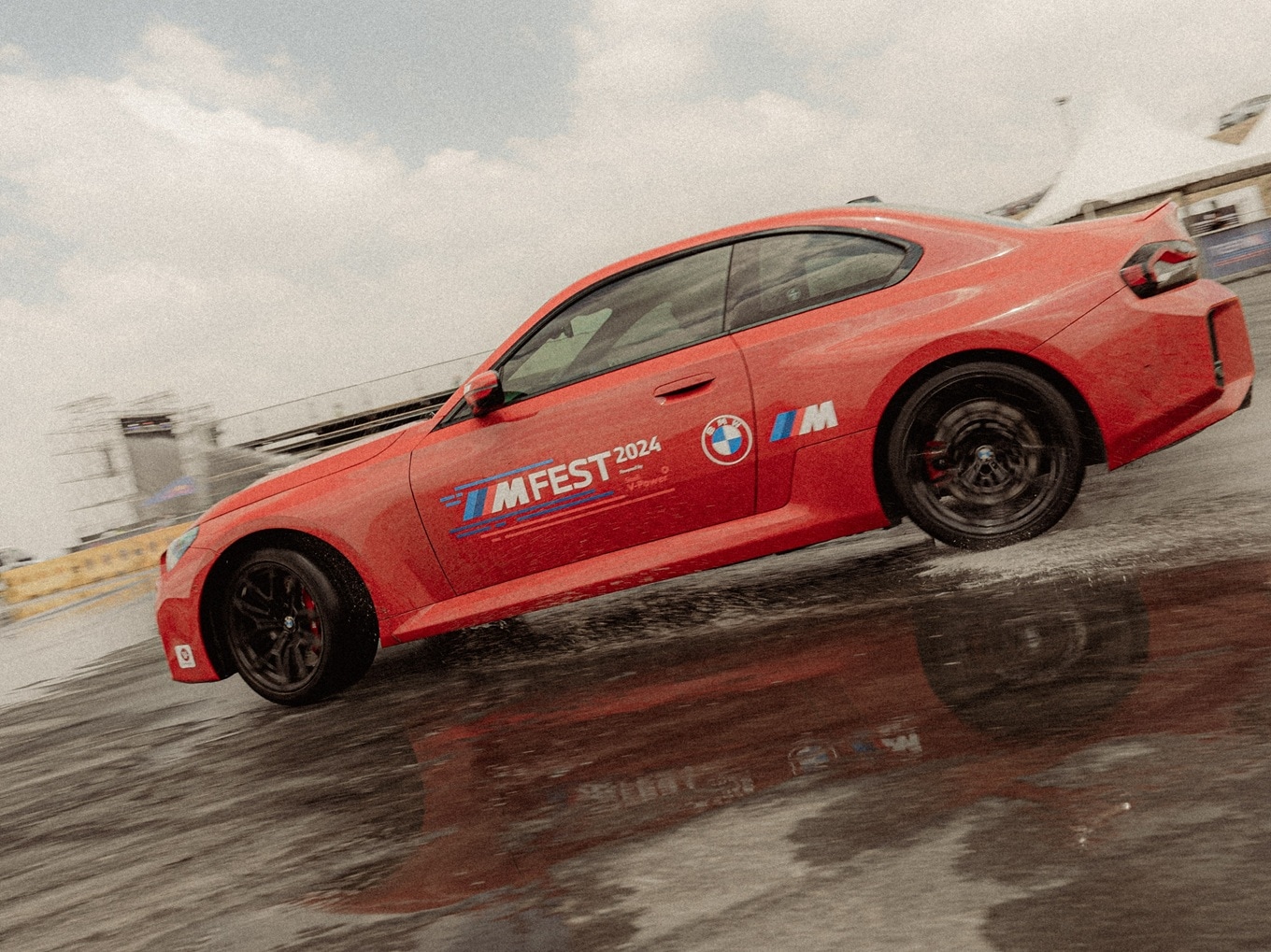 Ein BMW M2 beim Driften auf dem M Fest in Südafrika. 
