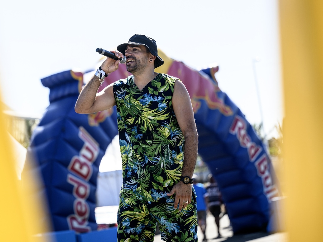 MC Vic Pardal moderiert ein Spinning-Event.