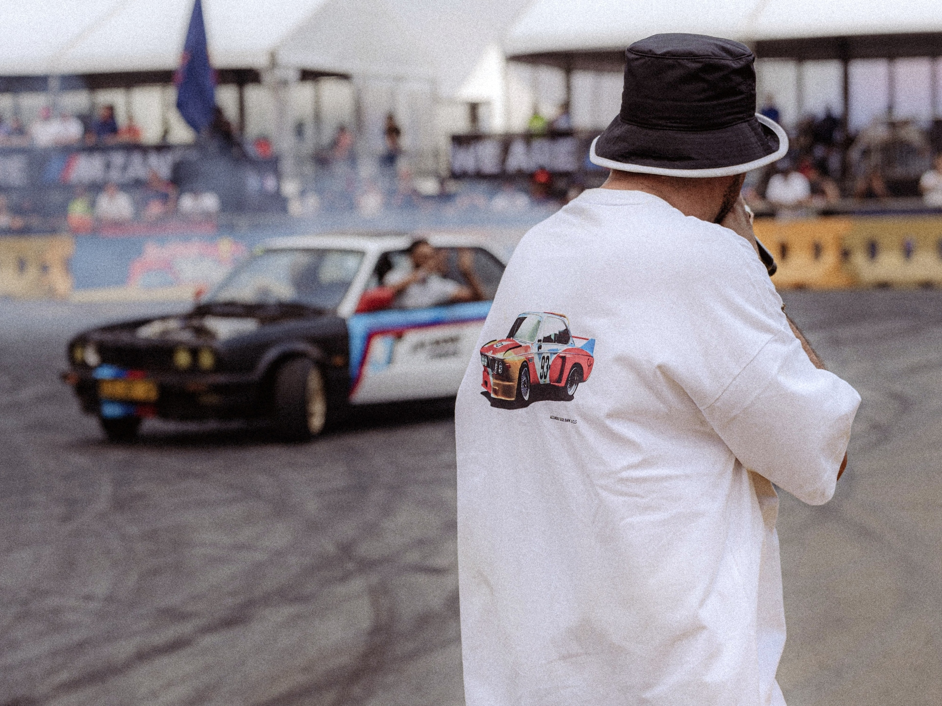 MC Vic Pardal kommentiert ein Spinning-Kunststück beim M Fest in Südafrika. 