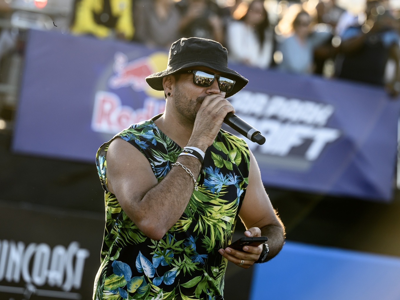 MC Vic Pardal moderiert ein Spinning-Event in Südafrika. 
