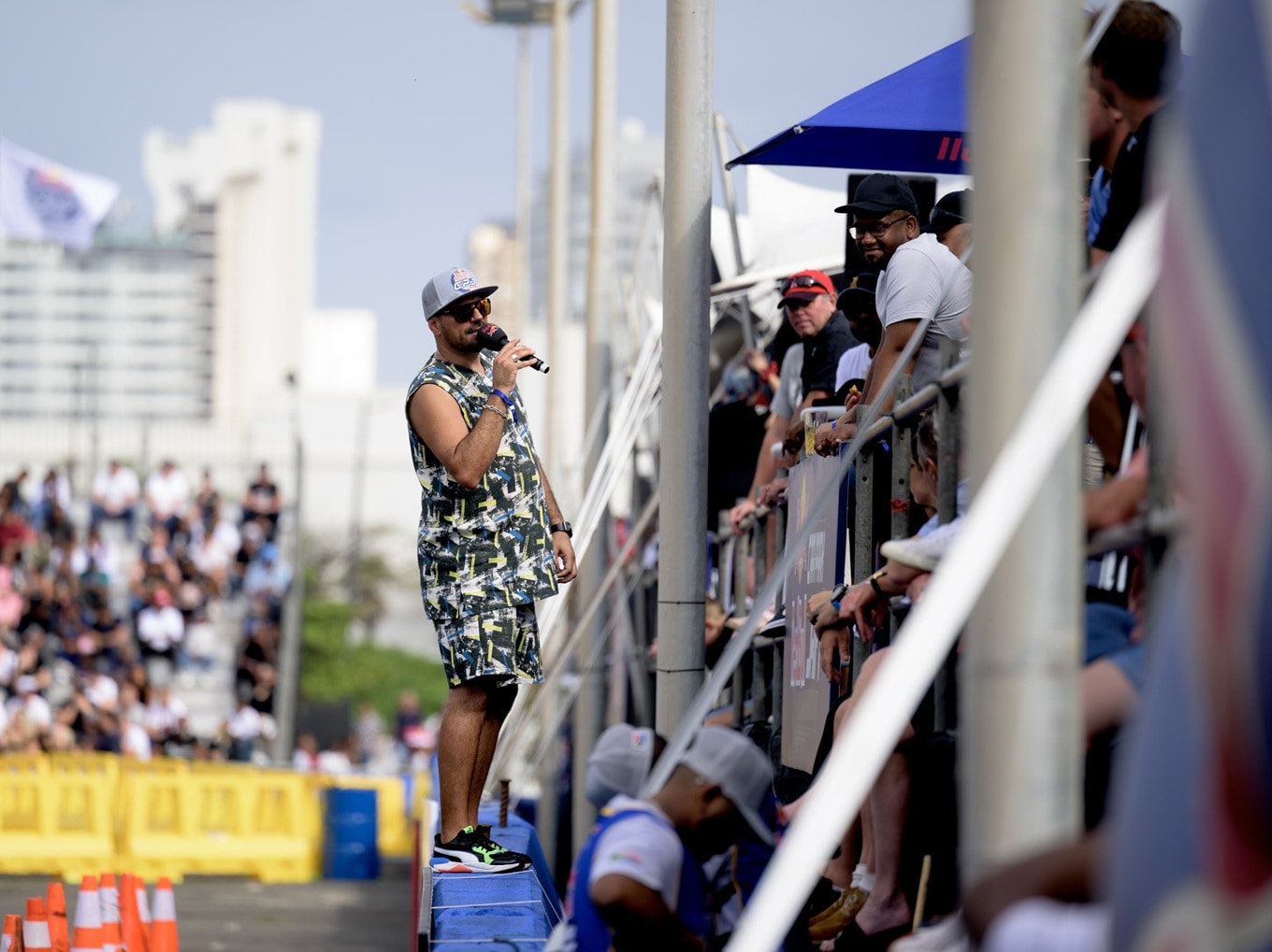 MC Vic Vardal moderiert ein Spinning-Event in Durban, Südafrika, und steht dabei unmittelbar vor der Zuschauertribüne und spricht die Zuschauer direkt an. 