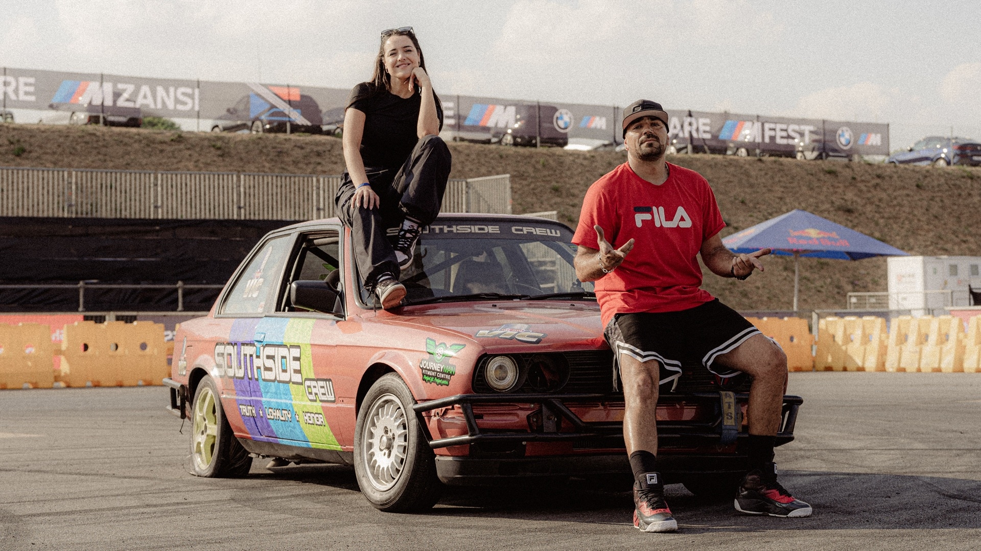 Vic Pardal und Becky Evans mit Vics BMW 3er E30 auf dem M Fest in Südafrika.