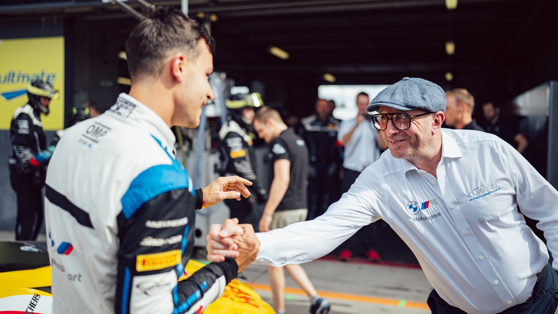 Teamchef Vincent Vosse (r.) mit BMW M Werksfahrer Sheldon van der Linde in Bathurst, 2024.