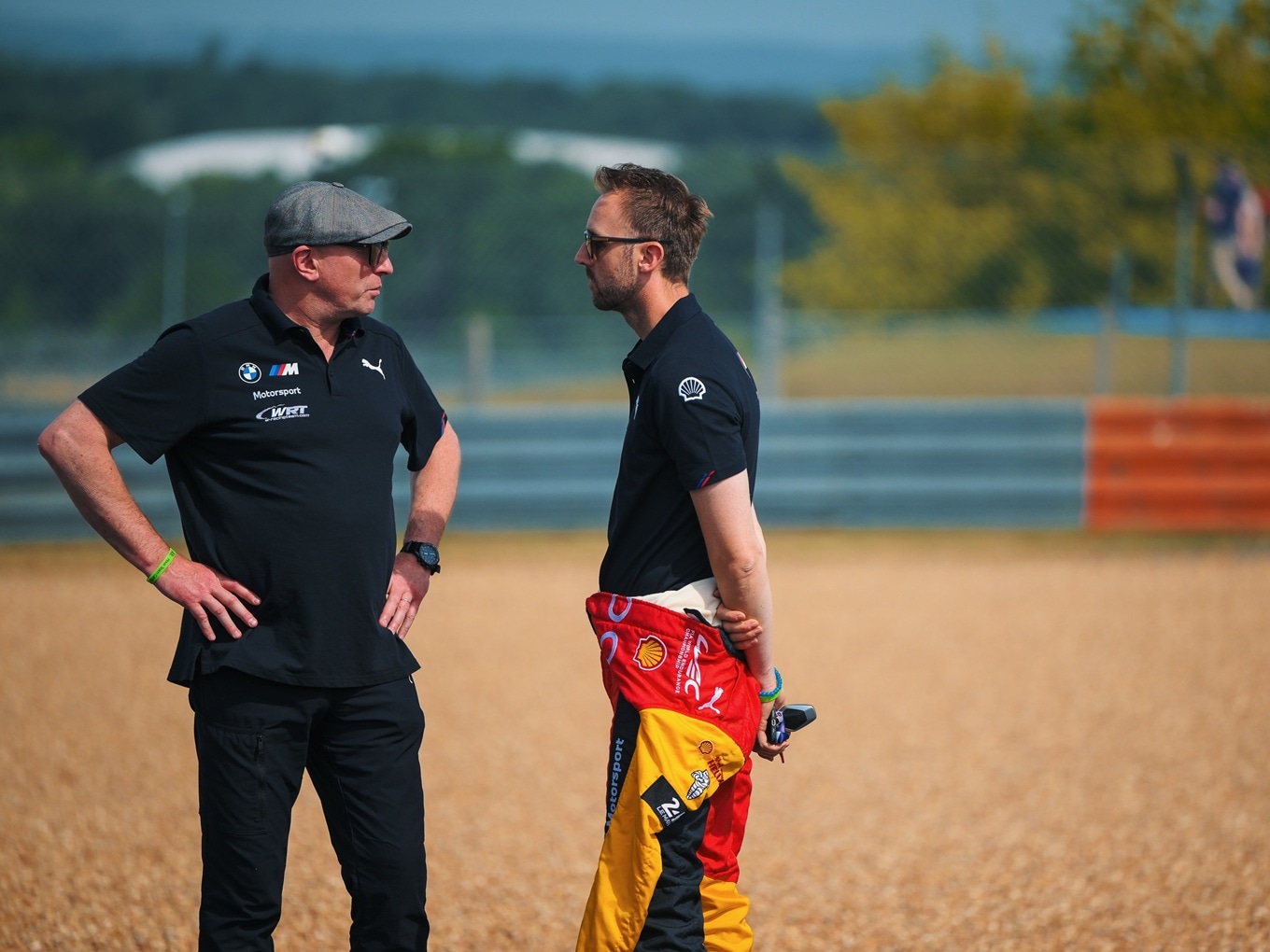 Teamchef Vincent Vosse (l.) und BMW M Werksfahrer René Rast abseits der Strecke in Le Mans, 2025