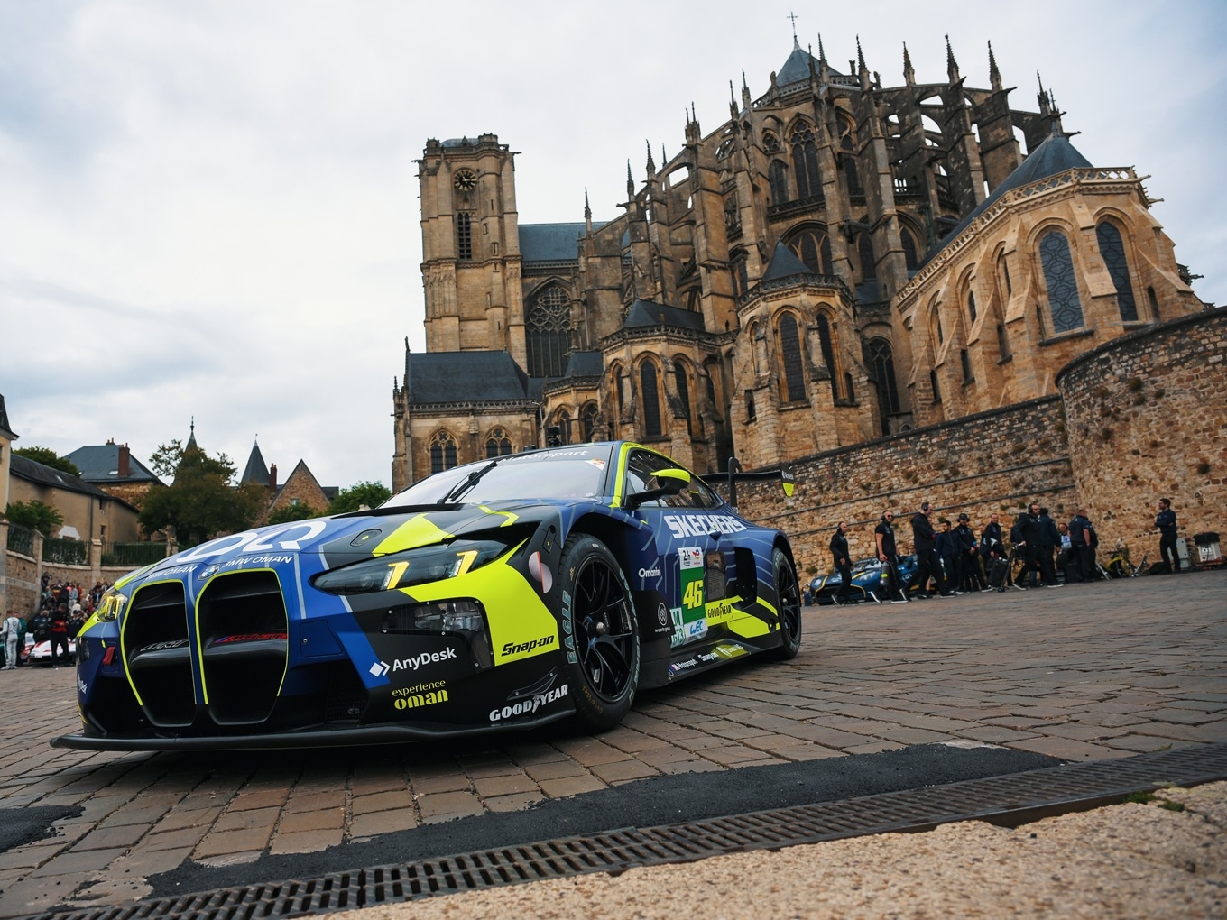 Der BMW M4 GT3 EVO mit der Startnummer 46 von Team WRT bei der technischen Abnahme im historischen Zentrum von Le Mans, 2025