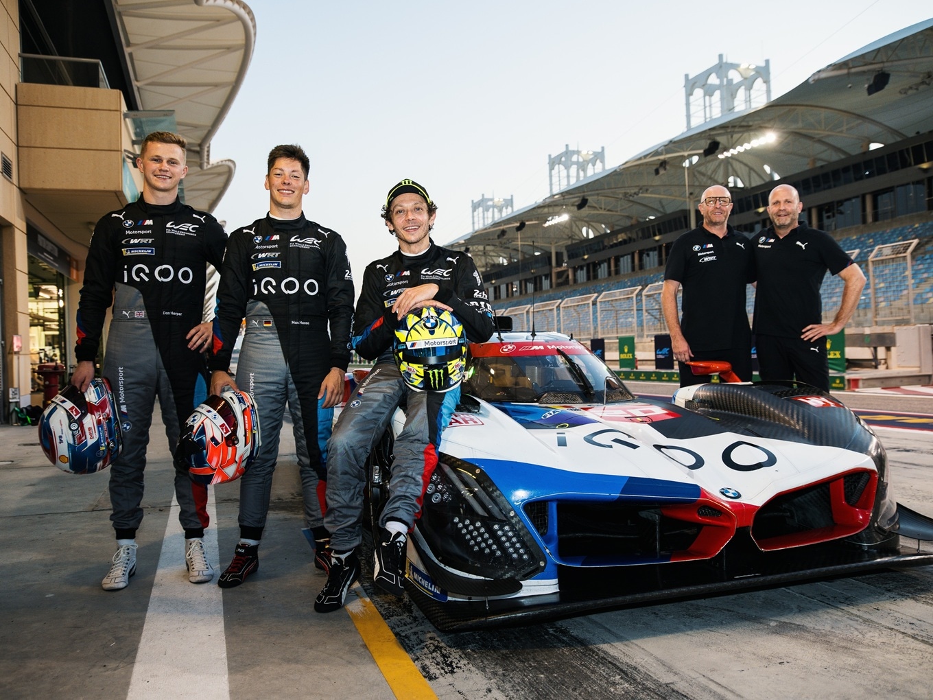 Teamchef Vincent Vosse (2. v. r.) mit den Werksfahrern Dan Harper, Max Hesse, Valentino Rossi und Leiter BMW M Motorsport Andreas Roos am WRT #20 BMW M Hybrid V8 in Bahrain
