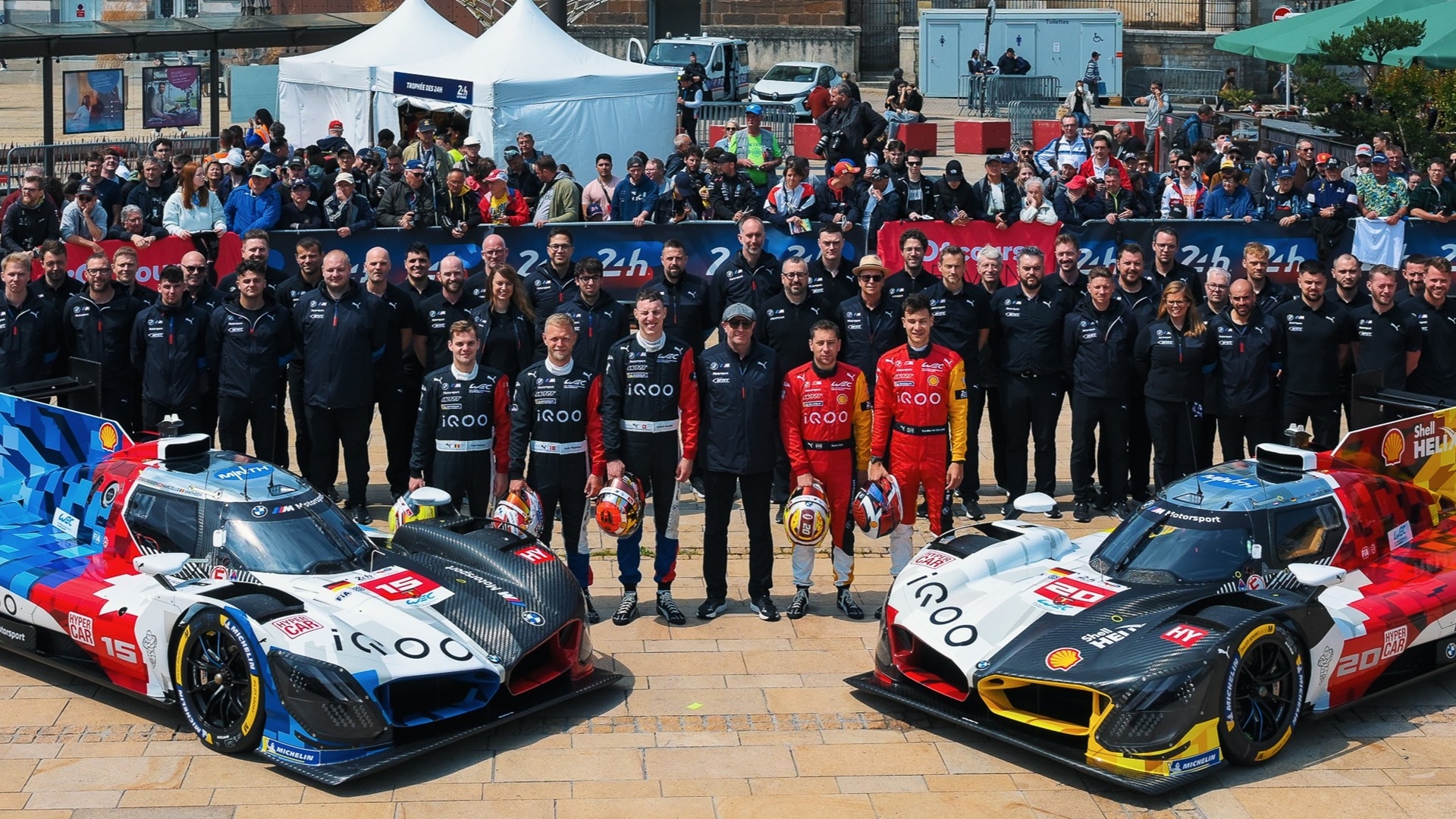 Vincent Vosse (M.) mit Team und den BMW M Hybrid V8 Hypercars #15, #20 in Le Mans, 2025