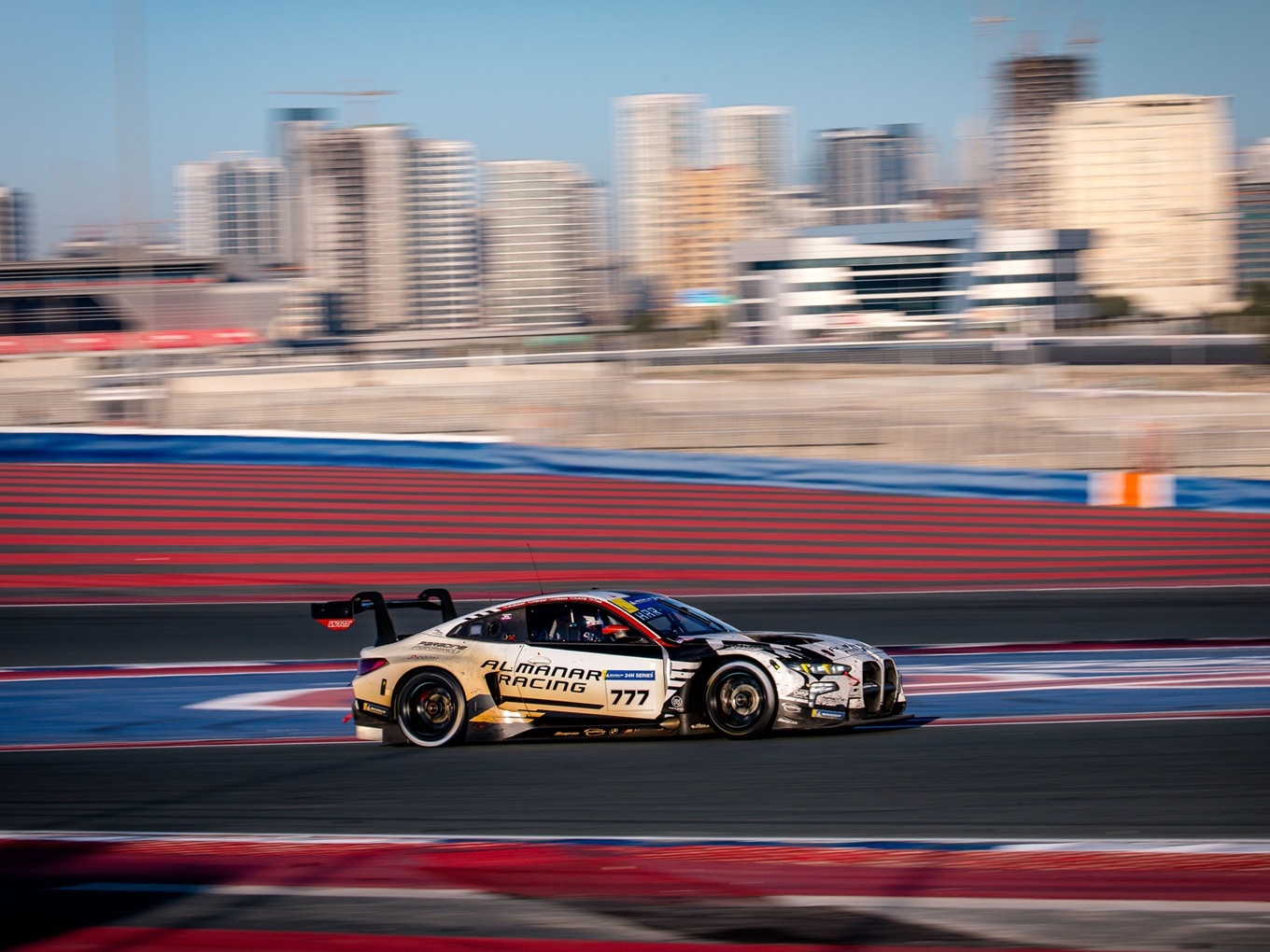 Der #777 BMW M4 GT3 EVO von Almanar Racing by Team WRT beim siegreichen Auftritt in Dubai, 2025
