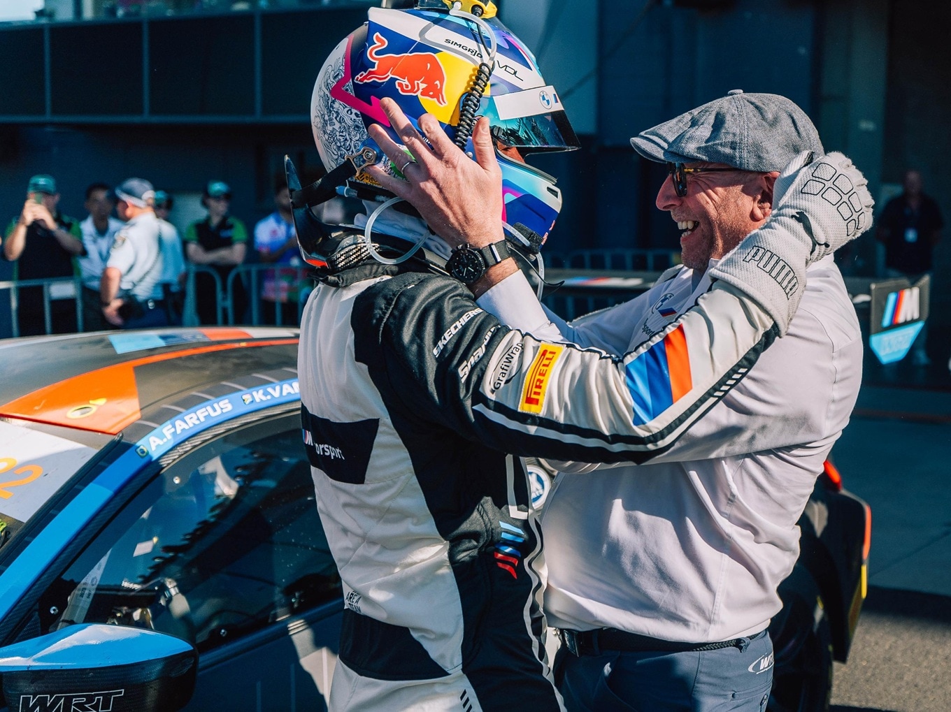 Vincent Vosse (r.) mit BMW M Werksfahrer Kelvin van der Linde nach Zweifachsieg in Bathurst, 2025
