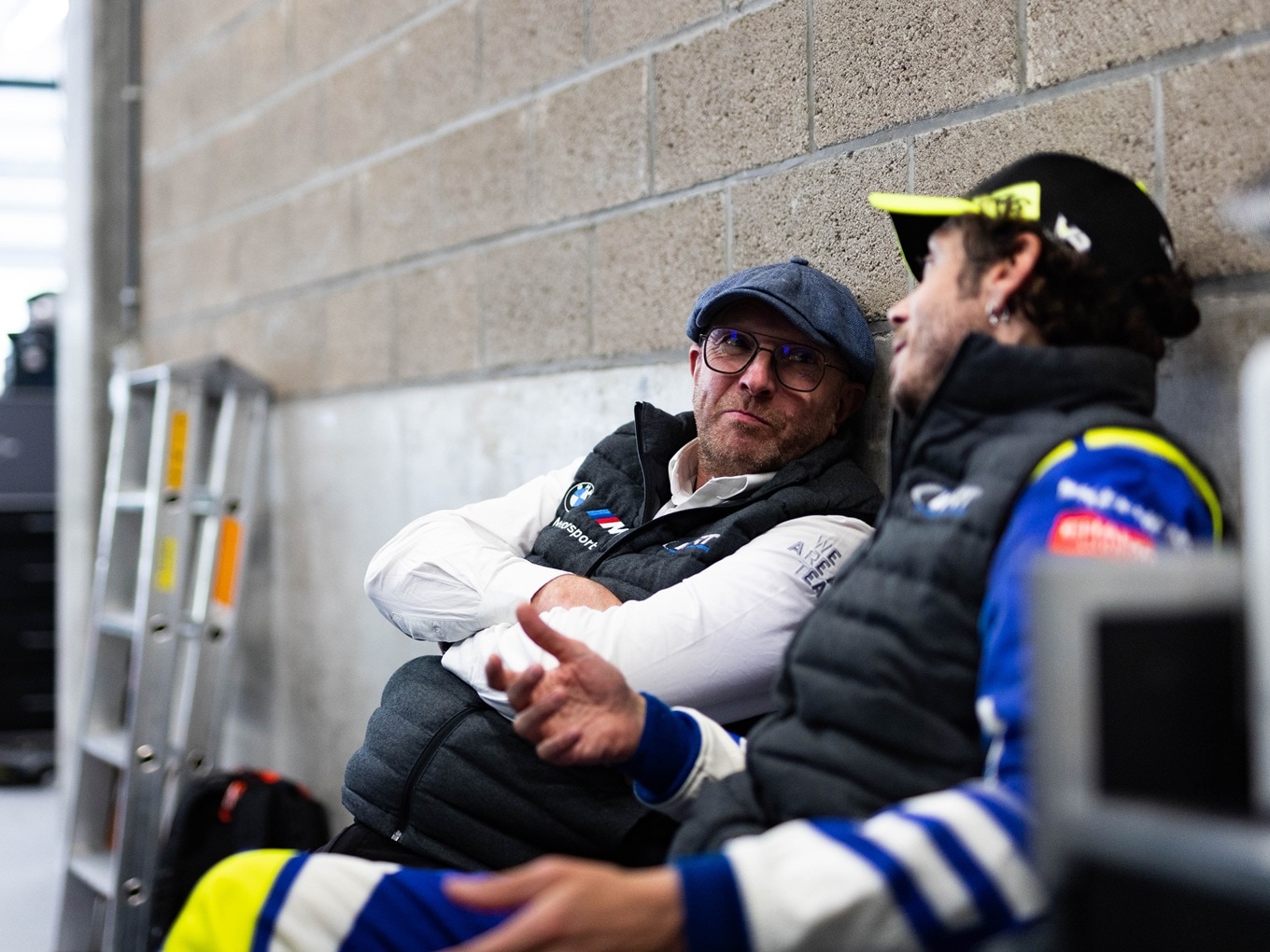 Vincent Vosse und Valentino Rossi beim Austausch während des 24-Stunden-Rennens von Spa-Francorchamps, 2023