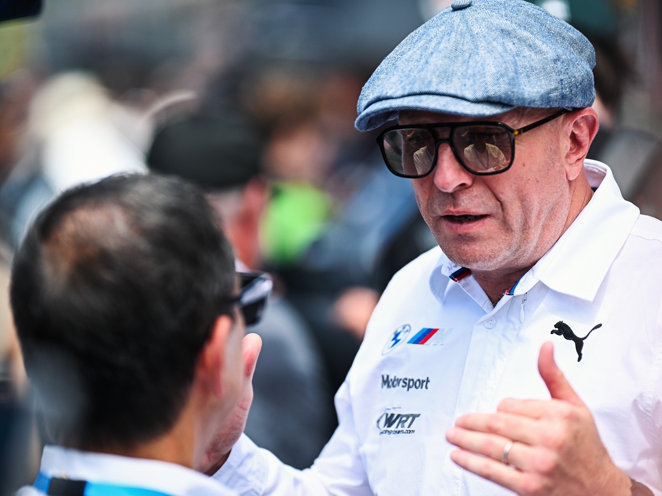 Teamchef Vincent Vosse bei einer leidenschaftlichen Fachdebatte beim Lone-Star-Le-Mans-Rennen in Texas, 2024