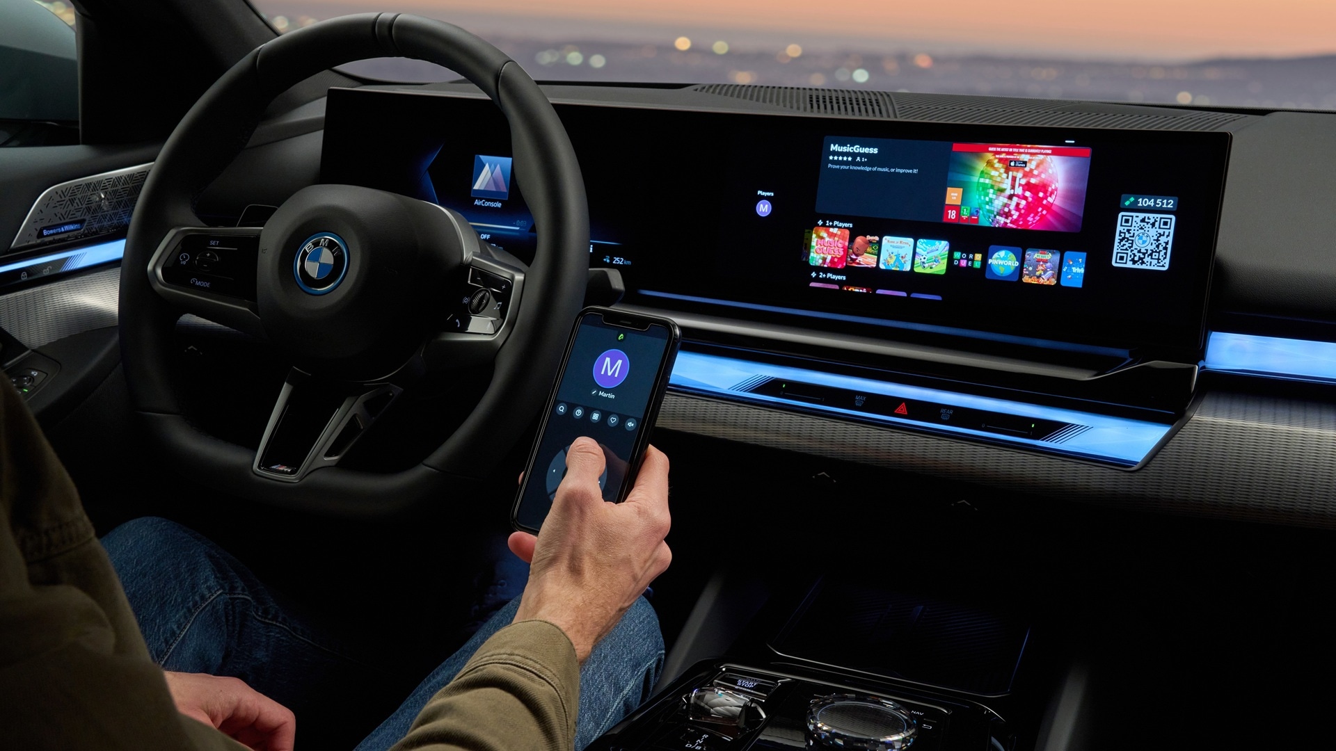 BMW Curved Display und ein Gamer mit Smartphone als Game Controller
