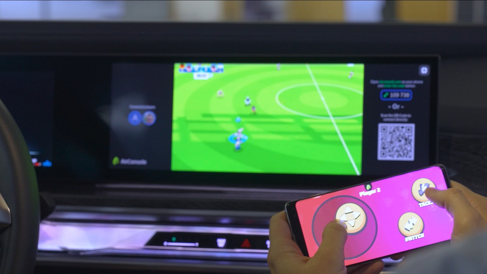 BMW Curved Display und zwei Gamer mit Smartphone als Game Controller