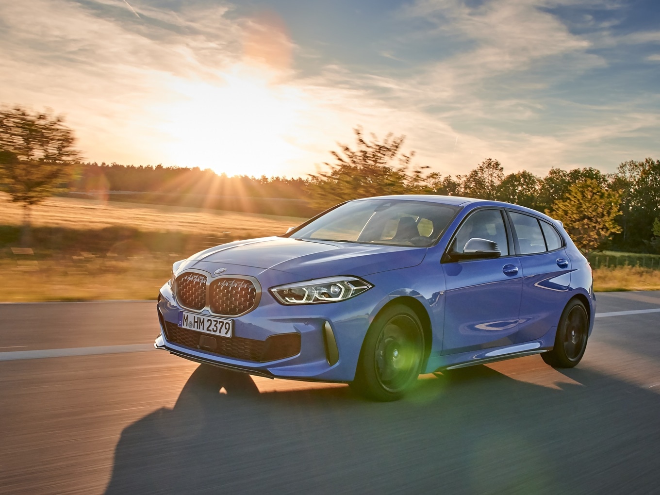 BMW M135i xDrive F40 während der Fahrt.