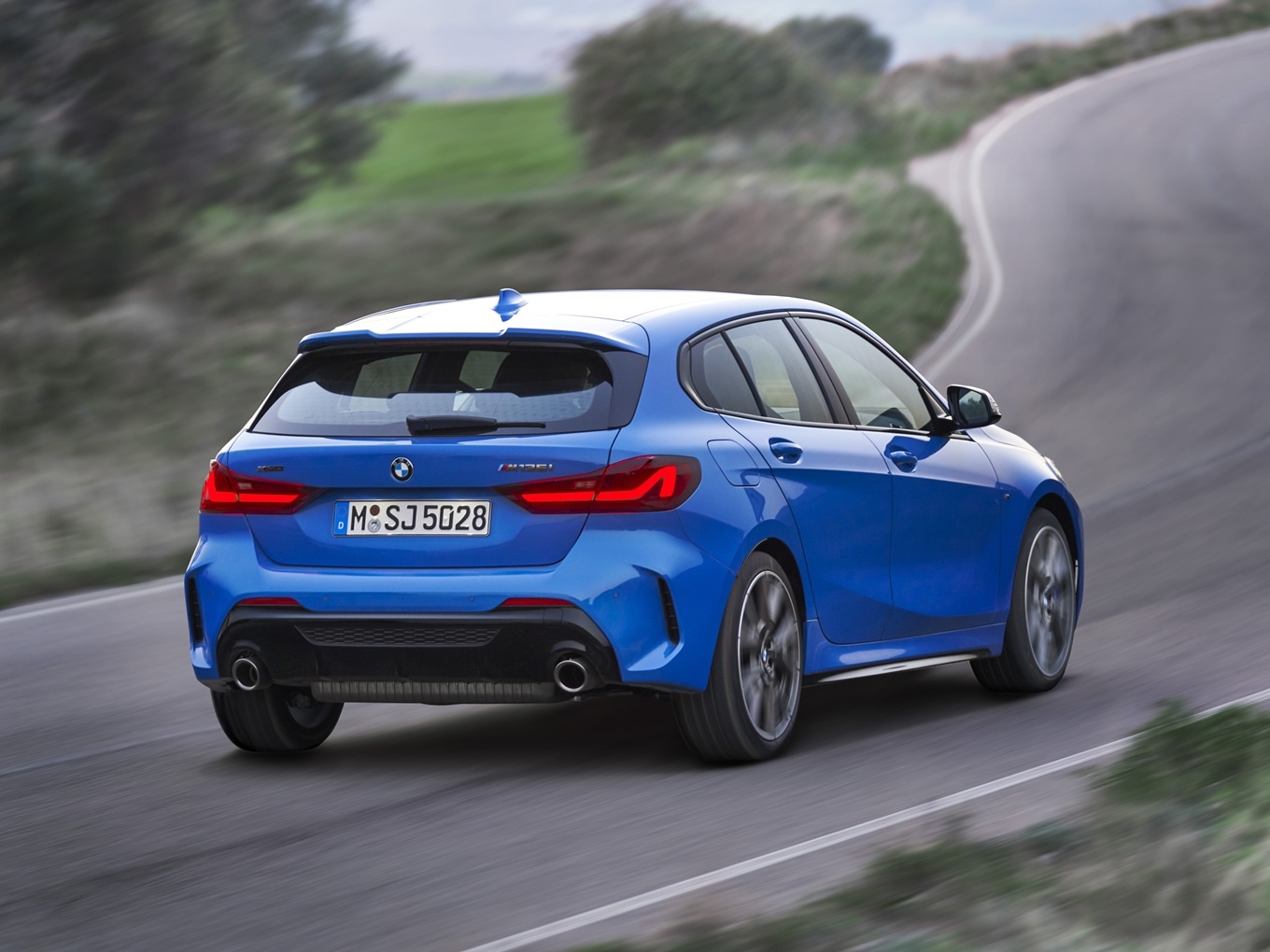 Heckansicht des BMW M135i xDrive während der Fahrt. 