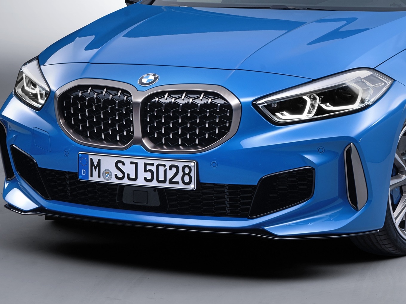 Die Front mit BMW Niere im Mesh-Muster des BMW M135i xDrive F40 