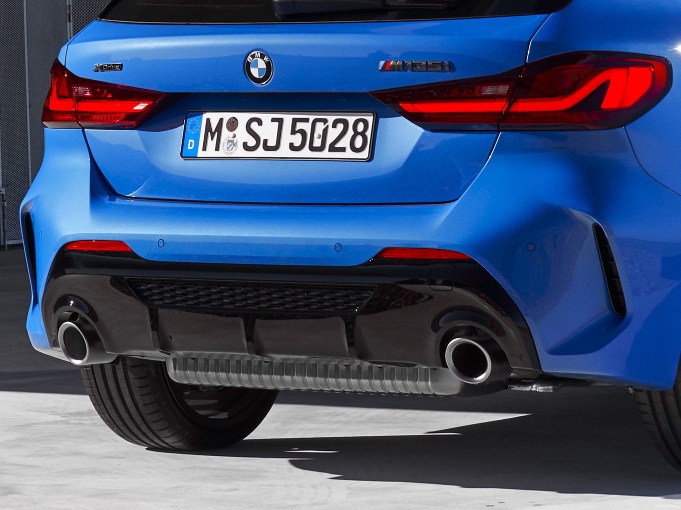 Das Heck des BMW M135i xDrive F40 mit markanten Endrohren.