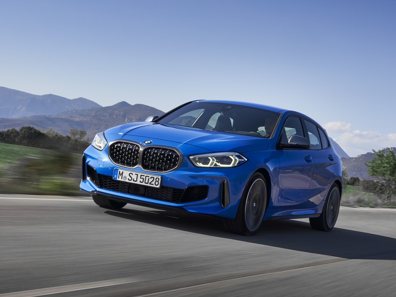 Der BMW M135i xDrive F40 während der Fahrt. 