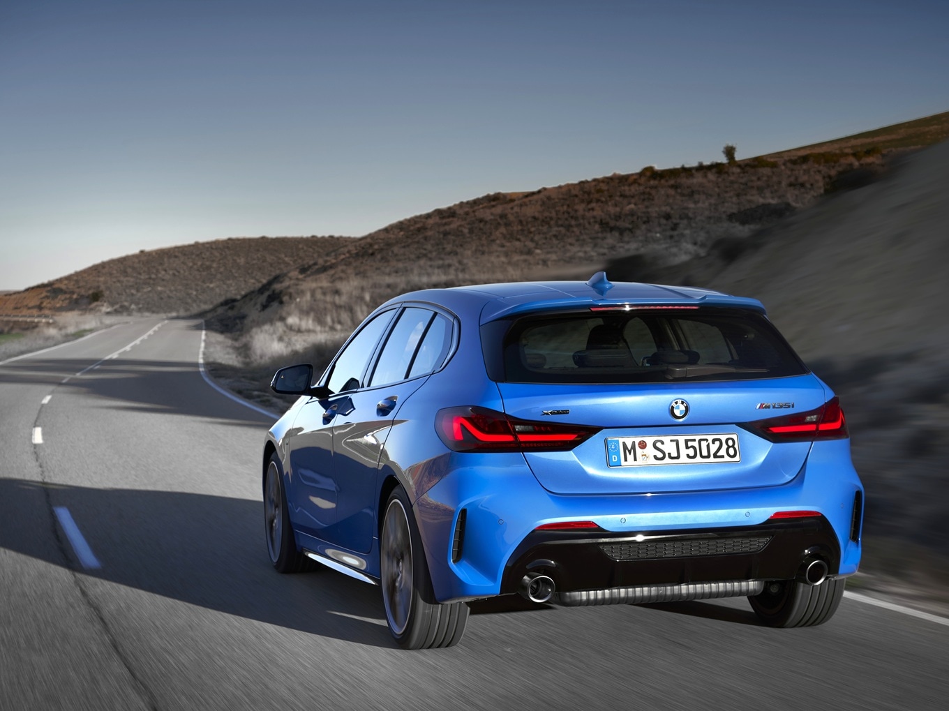 BMW M135i xDrive F40 während der Fahrt.