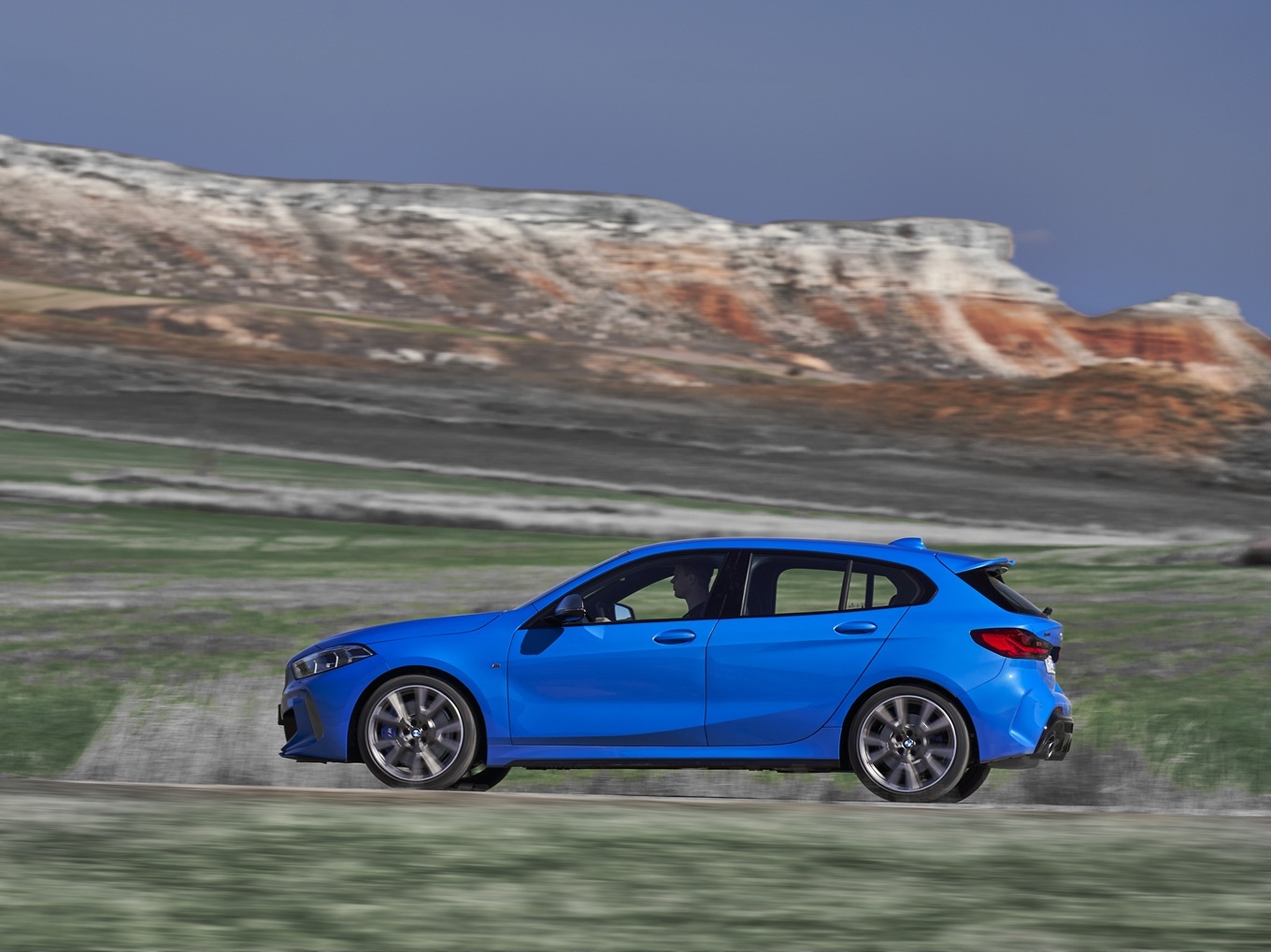 Seitenansicht vom BMW M135i xDrive F40 während der Fahrt.