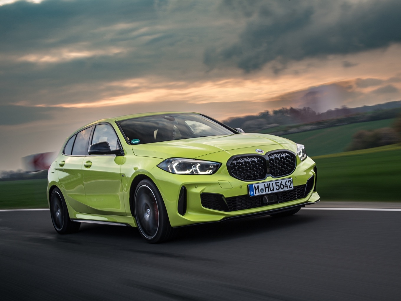 Das Model-Update des BMW M135i xDrive F40 während der Fahrt. 