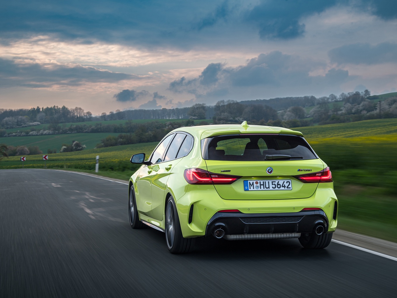 Das Model-Update des BMW M135i xDrive F40 während der Fahrt in der Heckansicht. 