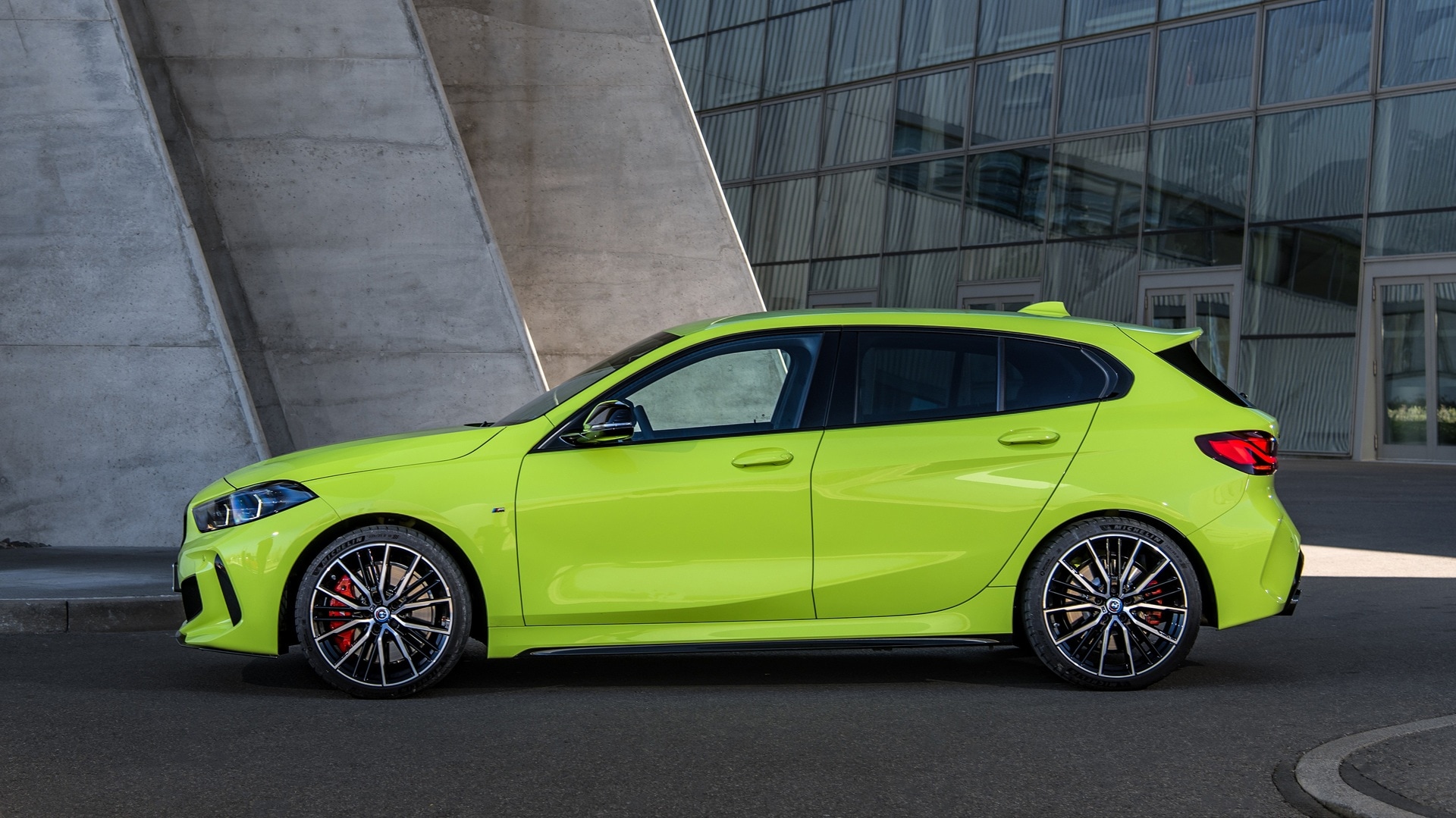 BMW M135i xDrive in Seitenansicht. 
